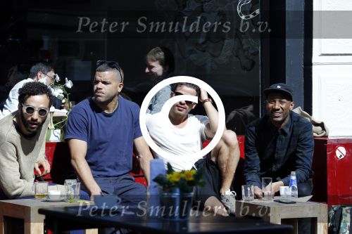 Amsterdam 10 april 2016
vlnr Achmed Akkabi Sef Geza Weisz en Gio op terras