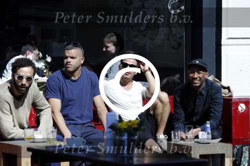 Amsterdam 10 april 2016
vlnr Achmed Akkabi Sef Geza Weisz en Gio op terras