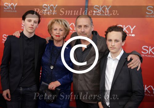 Amsterdam  3 april 2016
Premiere musical Sky in het Amsterdam theater.
Alain de Levita met moeder en kinderen