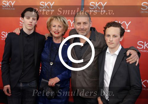 Amsterdam  3 april 2016
Premiere musical Sky in het Amsterdam theater.
Alain de Levita met moeder en kinderen