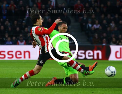Eindhoven, 20 Maart 2016 Kompetitiewedstrijd PSV-AJAX, eindstand 0-2
Andre Guardado in duel Nemanja Gudelj