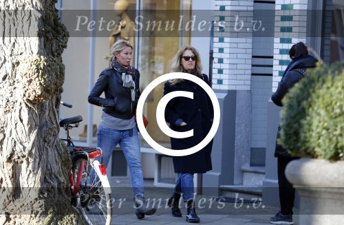 Amsterdam 7 maart 2016 
Annemieke Verdoorn met een vriendin op de cornelis schuytstraat.