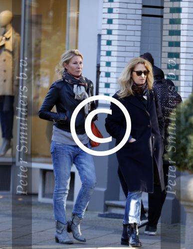 Amsterdam 7 maart 2016 
Annemieke Verdoorn met een vriendin op de cornelis schuytstraat.