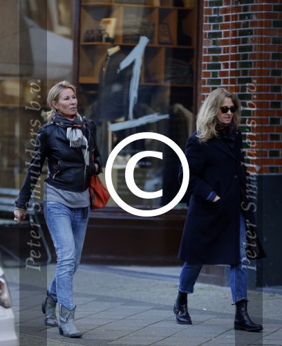 Amsterdam 7 maart 2016 
Annemieke Verdoorn met een vriendin op de cornelis schuytstraat.
