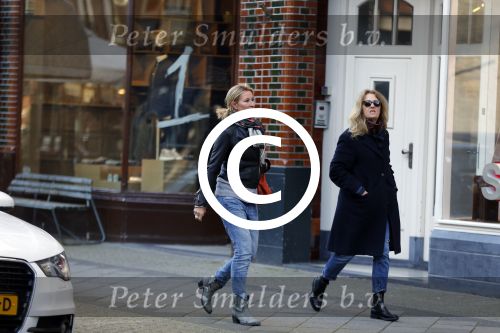 Amsterdam 7 maart 2016 
Annemieke Verdoorn met een vriendin op de cornelis schuytstraat.