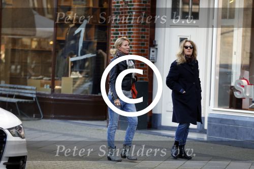 Amsterdam 7 maart 2016 
Annemieke Verdoorn met een vriendin op de cornelis schuytstraat.