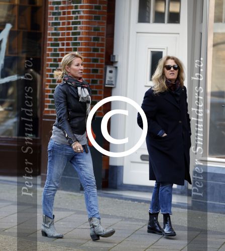 Amsterdam 7 maart 2016 
Annemieke Verdoorn met een vriendin op de cornelis schuytstraat.
