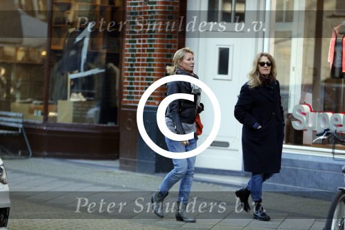 Amsterdam 7 maart 2016 
Annemieke Verdoorn met een vriendin op de cornelis schuytstraat.