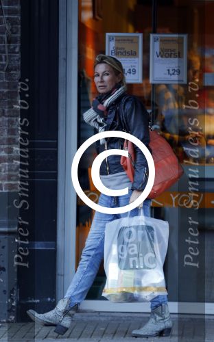Amsterdam 7 maart 2016 
Annemieke Verdoorn met een vriendin op de cornelis schuytstraat.
