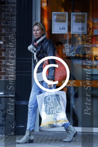 Amsterdam 7 maart 2016 
Annemieke Verdoorn met een vriendin op de cornelis schuytstraat.