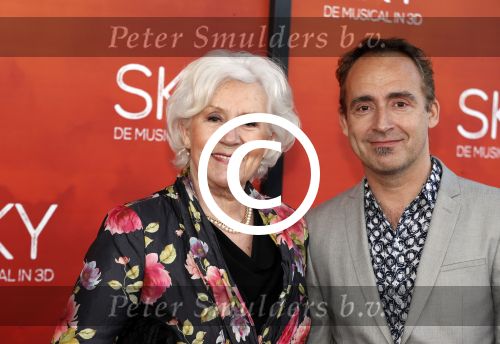 Amsterdam  3 april 2016
Premiere musical Sky in het Amsterdam theater.
Annewil Blankers met zoon