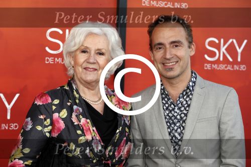 Amsterdam  3 april 2016
Premiere musical Sky in het Amsterdam theater.
Annewil Blankers met zoon