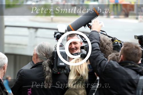 Amsterdam 5 april 2016
Rechtszaak Arrold v d Hurk bijgestaan door Peter Plasman tegen Miljoenenjacht. Linda de Mol werd gehoord als getuige. De dochter van Anita Meijer Patty de Leeuwe was advocaat van Linda.
De rechtszaak was in de rechtbank op de parnassusweg.