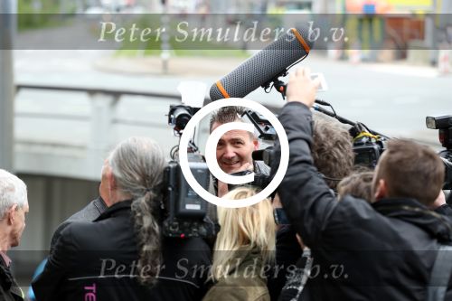 Amsterdam 5 april 2016
Rechtszaak Arrold v d Hurk bijgestaan door Peter Plasman tegen Miljoenenjacht. Linda de Mol werd gehoord als getuige. De dochter van Anita Meijer Patty de Leeuwe was advocaat van Linda.
De rechtszaak was in de rechtbank op de parnassusweg.
