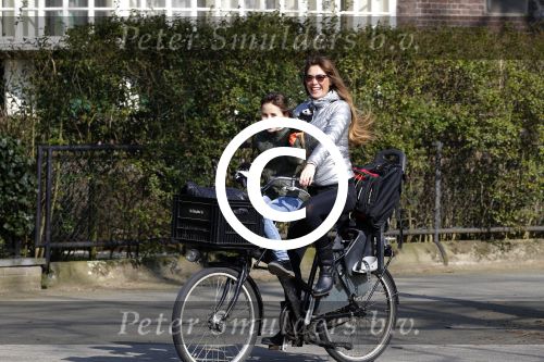 Amsterdam 12 maart 2016
Beertje v Beers met dochter op de fiets.