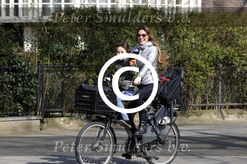 Amsterdam 12 maart 2016
Beertje v Beers met dochter op de fiets.