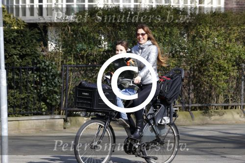 Amsterdam 12 maart 2016
Beertje v Beers met dochter op de fiets.