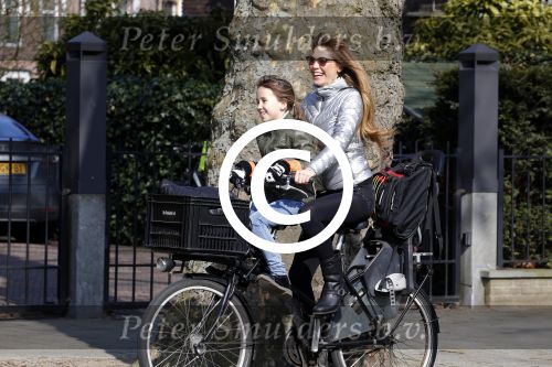 Amsterdam 12 maart 2016
Beertje v Beers met dochter op de fiets.
