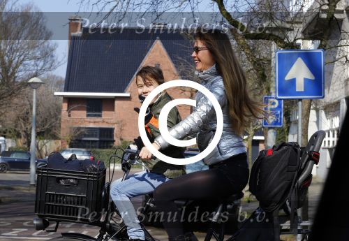 Amsterdam 12 maart 2016
Beertje v Beers met dochter op de fiets.