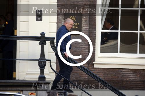 Amsterdam 30 maart 2016
DE Koning van Marokko vertrekt vanuit het Wasldorf Astoriua hotel. Directeur Roberto Payer (directeur Waldorf Astoria) zwaait hem uit. Buiten staan 1000 marokaanen/ fans om hem aan te moedigen. Beveiliger Nederlands koninklijk huis