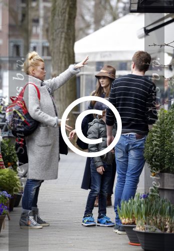 Amsterdam 22 maart 2016
Bridget Maasland met zoontje Mees op de fiets.