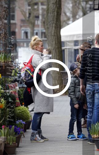 Amsterdam 22 maart 2016
Bridget Maasland met zoontje Mees op de fiets.
