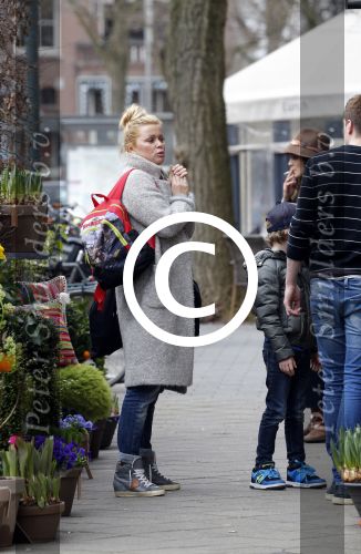 Amsterdam 22 maart 2016
Bridget Maasland met zoontje Mees op de fiets.