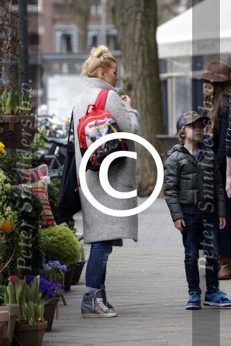 Amsterdam 22 maart 2016
Bridget Maasland met zoontje Mees op de fiets.