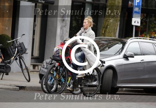 Amsterdam 22 maart 2016
Bridget Maasland met zoontje Mees op de fiets.