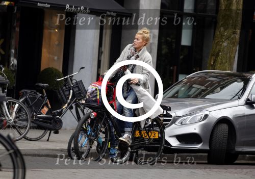 Amsterdam 22 maart 2016
Bridget Maasland met zoontje Mees op de fiets.