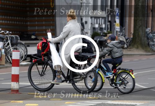 Amsterdam 22 maart 2016
Bridget Maasland met zoontje Mees op de fiets.