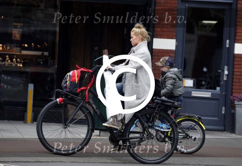 Amsterdam 22 maart 2016
Bridget Maasland met zoontje Mees op de fiets.