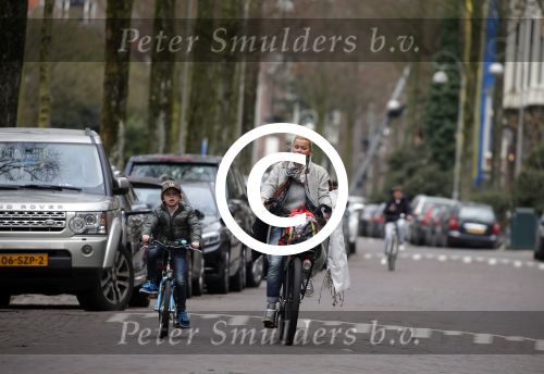 Amsterdam 22 maart 2016
Bridget Maasland met zoontje Mees op de fiets.