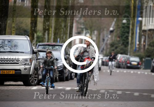 Amsterdam 22 maart 2016
Bridget Maasland met zoontje Mees op de fiets.
