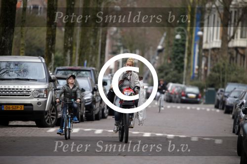 Amsterdam 22 maart 2016
Bridget Maasland met zoontje Mees op de fiets.