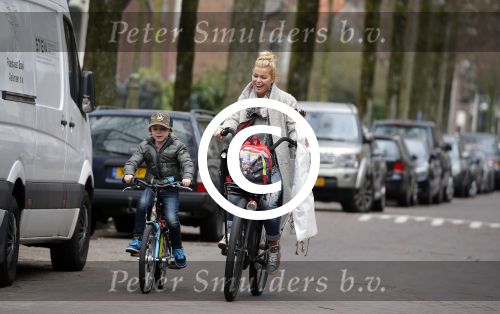 Amsterdam 22 maart 2016
Bridget Maasland met zoontje Mees op de fiets.