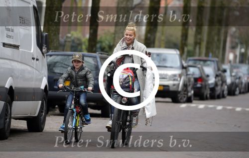 Amsterdam 22 maart 2016
Bridget Maasland met zoontje Mees op de fiets.