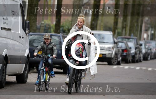 Amsterdam 22 maart 2016
Bridget Maasland met zoontje Mees op de fiets.