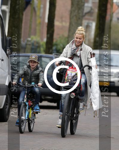 Amsterdam 22 maart 2016
Bridget Maasland met zoontje Mees op de fiets.