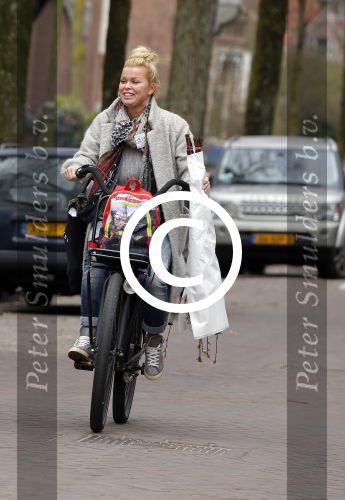 Amsterdam 22 maart 2016
Bridget Maasland met zoontje Mees op de fiets.