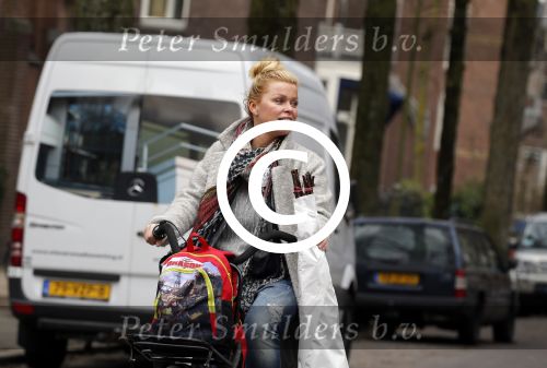 Amsterdam 22 maart 2016
Bridget Maasland met zoontje Mees op de fiets.