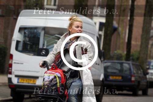 Amsterdam 22 maart 2016
Bridget Maasland met zoontje Mees op de fiets.