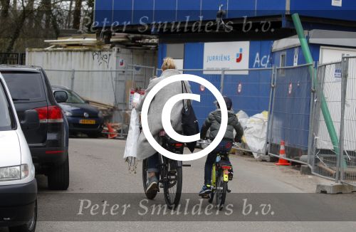 Amsterdam 22 maart 2016
Bridget Maasland met zoontje Mees op de fiets.