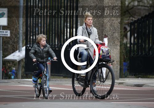 Amsterdam 22 maart 2016
Bridget Maasland met zoontje Mees op de fiets.
