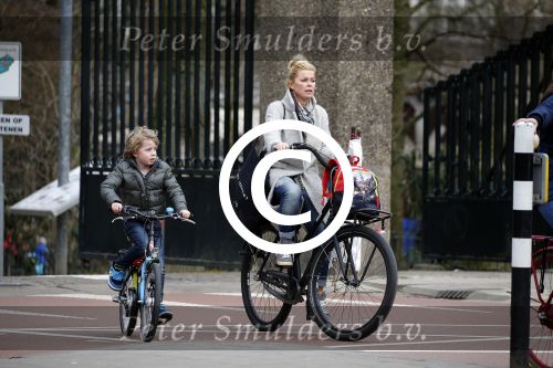 Amsterdam 22 maart 2016
Bridget Maasland met zoontje Mees op de fiets.