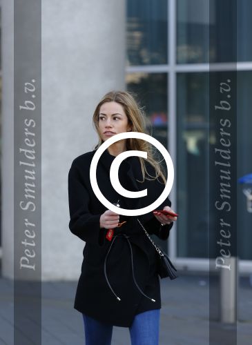 Schiphol 8 februari 2016
Christie Bokma verlaat het sheraton hotel op schiphol. Rafael v d Vaart liep binnendoor naar de vertrekhal.