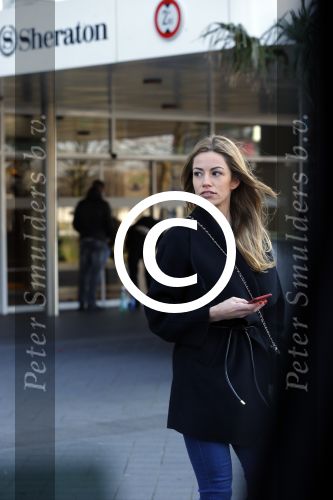 Schiphol 8 februari 2016
Christie Bokma verlaat het sheraton hotel op schiphol. Rafael v d Vaart liep binnendoor naar de vertrekhal.