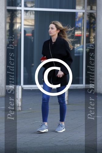 Schiphol 8 februari 2016
Christie Bokma verlaat het sheraton hotel op schiphol. Rafael v d Vaart liep binnendoor naar de vertrekhal.