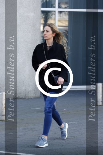 Schiphol 8 februari 2016
Christie Bokma verlaat het sheraton hotel op schiphol. Rafael v d Vaart liep binnendoor naar de vertrekhal.