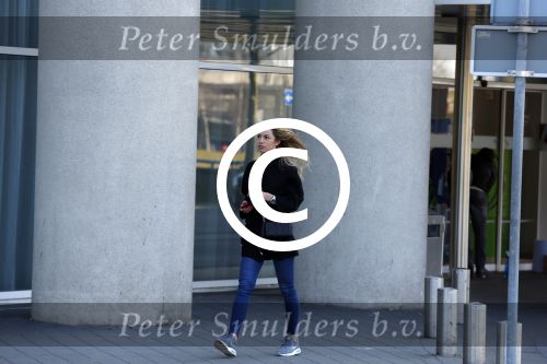 Schiphol 8 februari 2016
Christie Bokma verlaat het sheraton hotel op schiphol. Rafael v d Vaart liep binnendoor naar de vertrekhal.